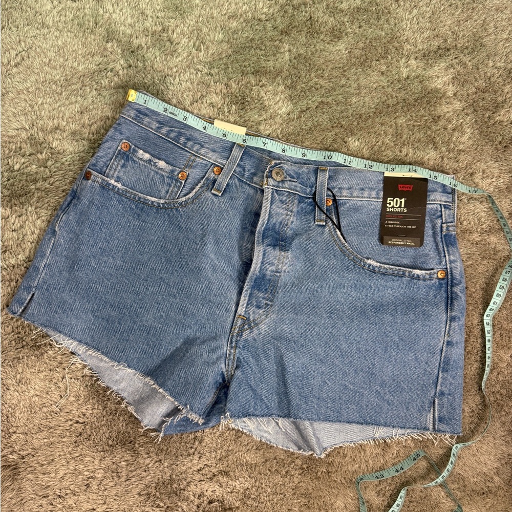Levi's 501 Women's Classic Blue Jean Shorts Size 30 NWT!